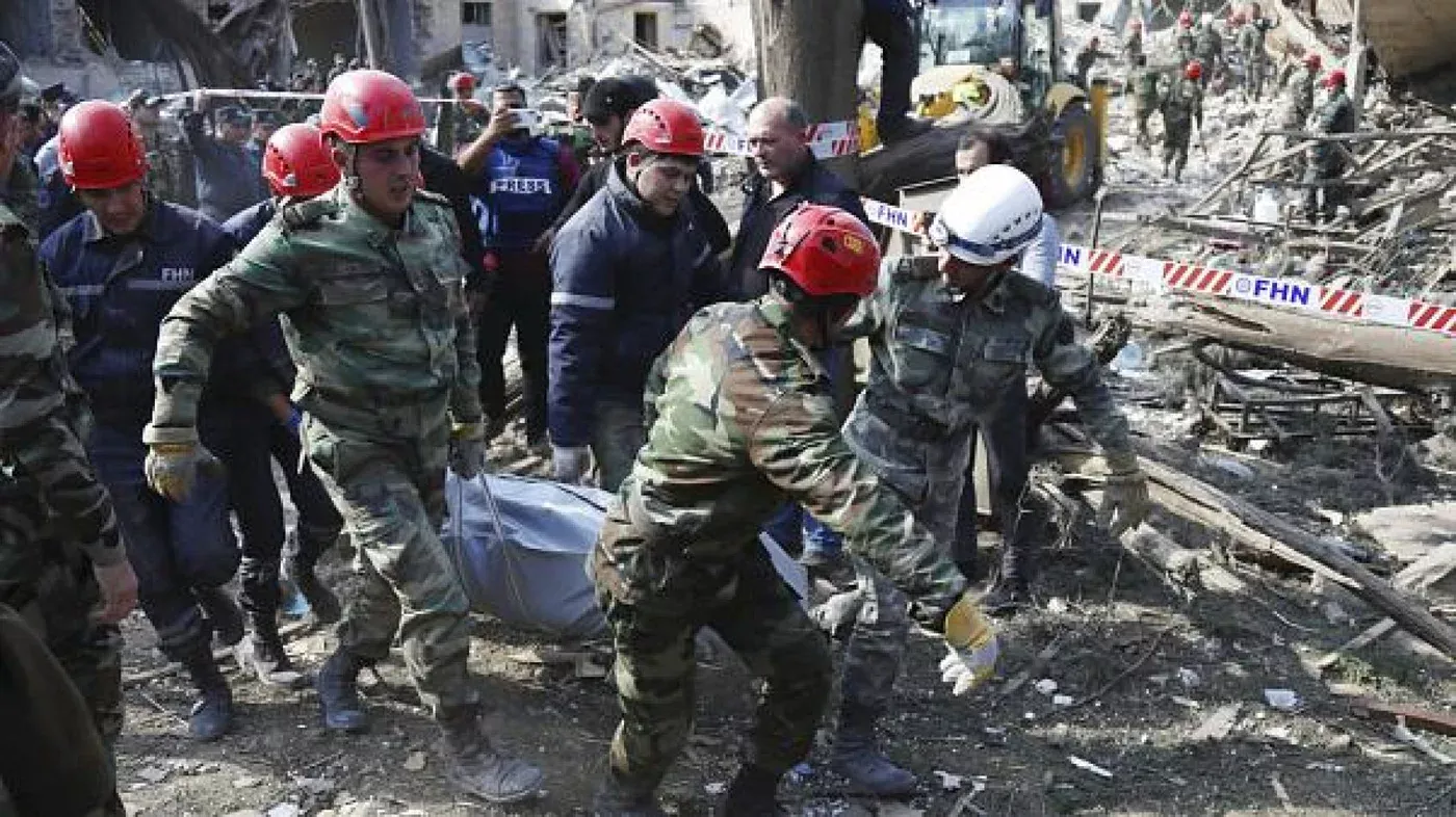 Decenas de rescatistas trataban de encontrar supervivientes entre los escombros y reunían restos humanos en bolsas mortuorias negras.