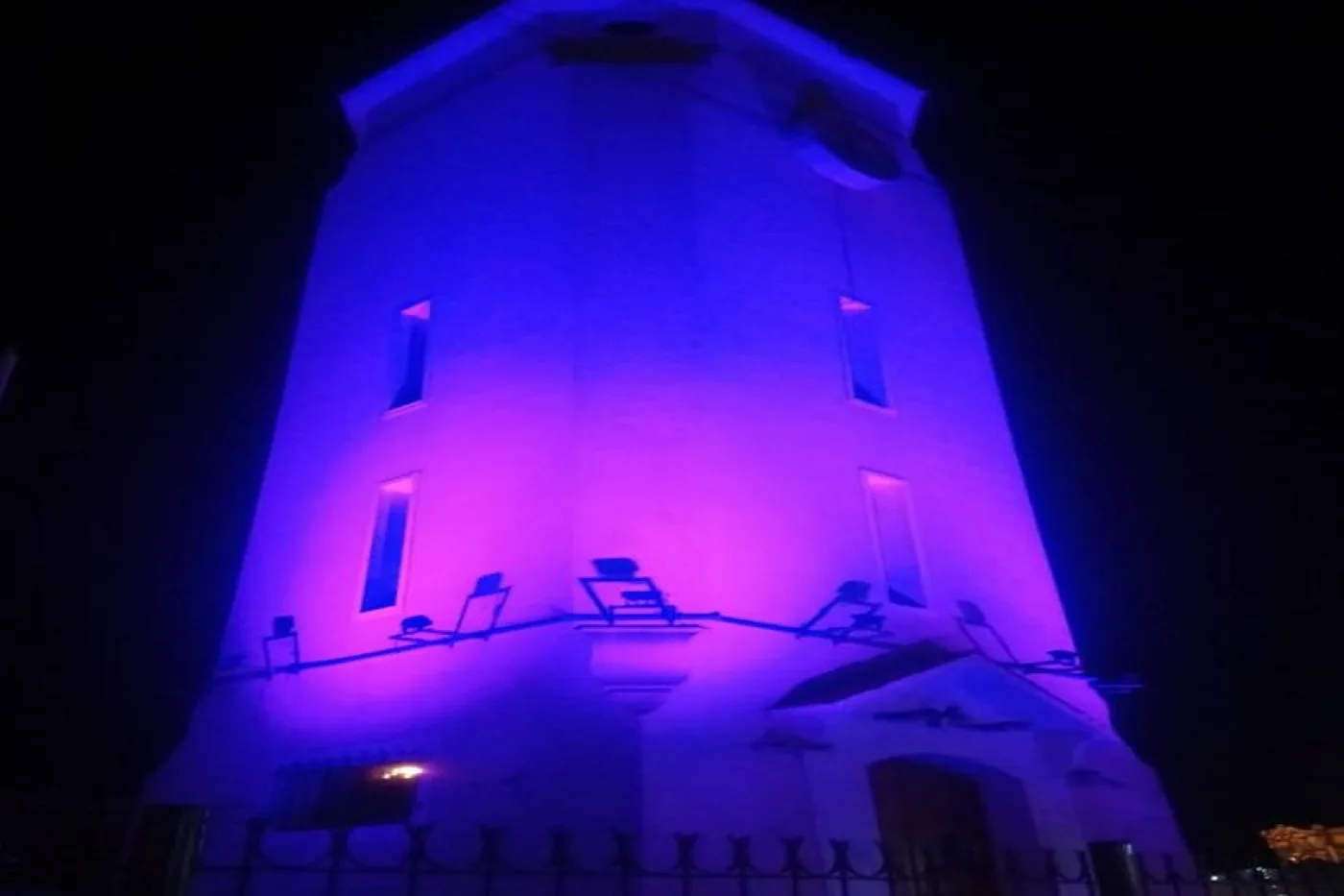 El Municipio de Río Grande iluminó la histórica Torre de Agua de nuestra ciudad.