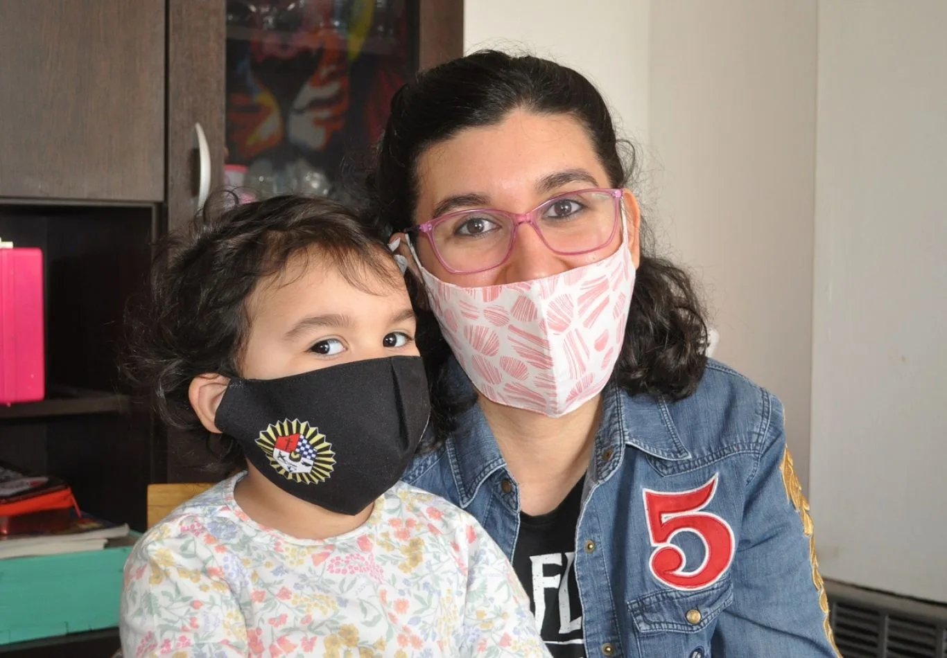 Gianna, con el barbijo con el logo de la Policía de la Provincia, junto a su mamá Yasmila. 