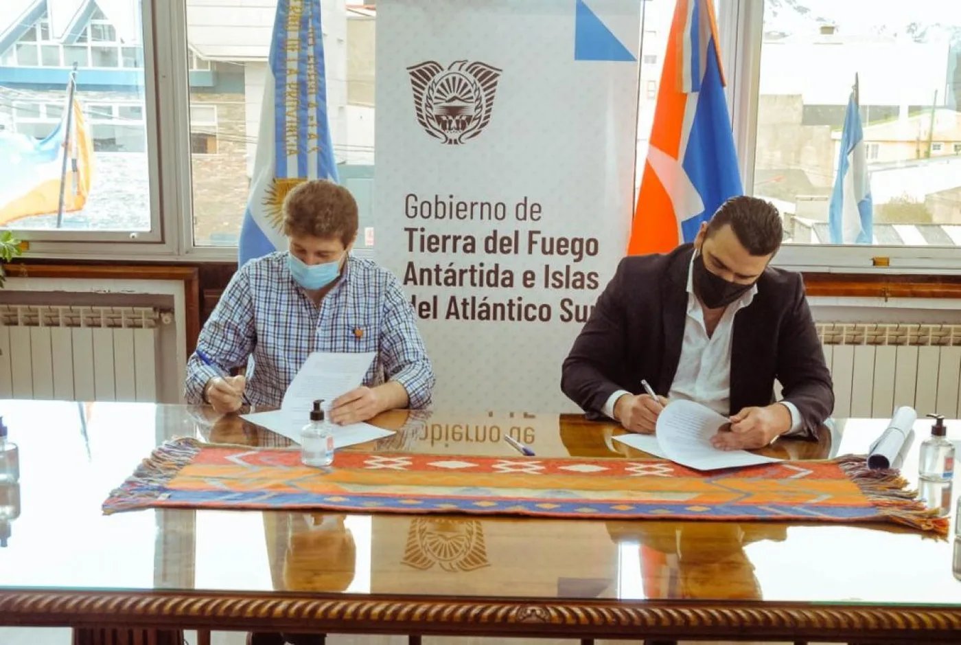 Gobernador de Tierra del Fuego, junto al intendente de Ushuaia, Walter Vuoto.