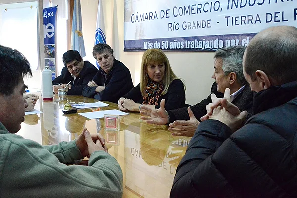 Myriam Martinez en primer plano. A su lado, Diego Navarro durante la reunión en Río Grande.