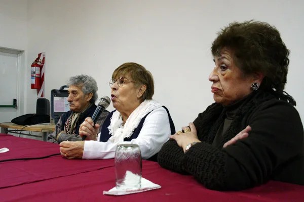 Jesús Medina, Cupertina Cardenas Olivera y Esther Andrade, durante la charla sobre sus vivencias.