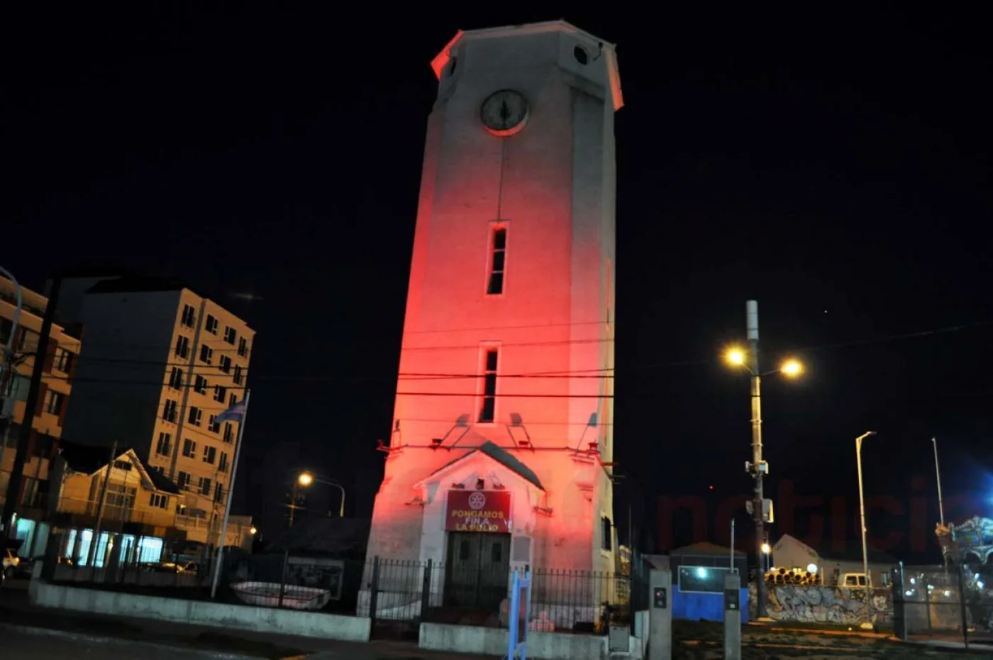 Por 24 horas, la torre de agua permanecerá iluminada para conmemorar la lucha contra la polio.