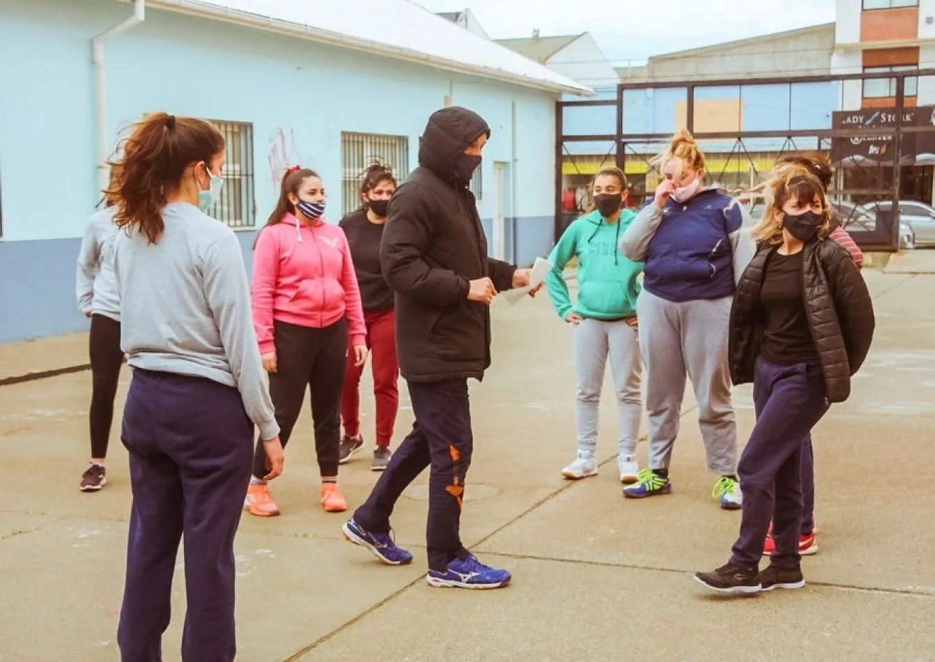 Plantel femenino de vóley entrenando en el playón de la escuela 2.