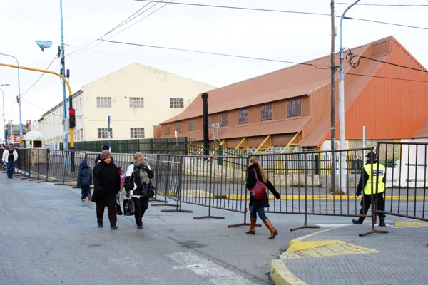 La gente bordea la valla ante el cierre la calle Rivadavia.