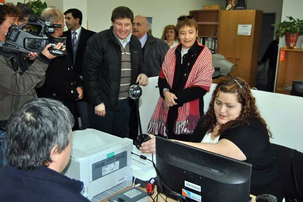 Ríos  Melella, durante la visita a la nueva oficina en la Margen Sur.