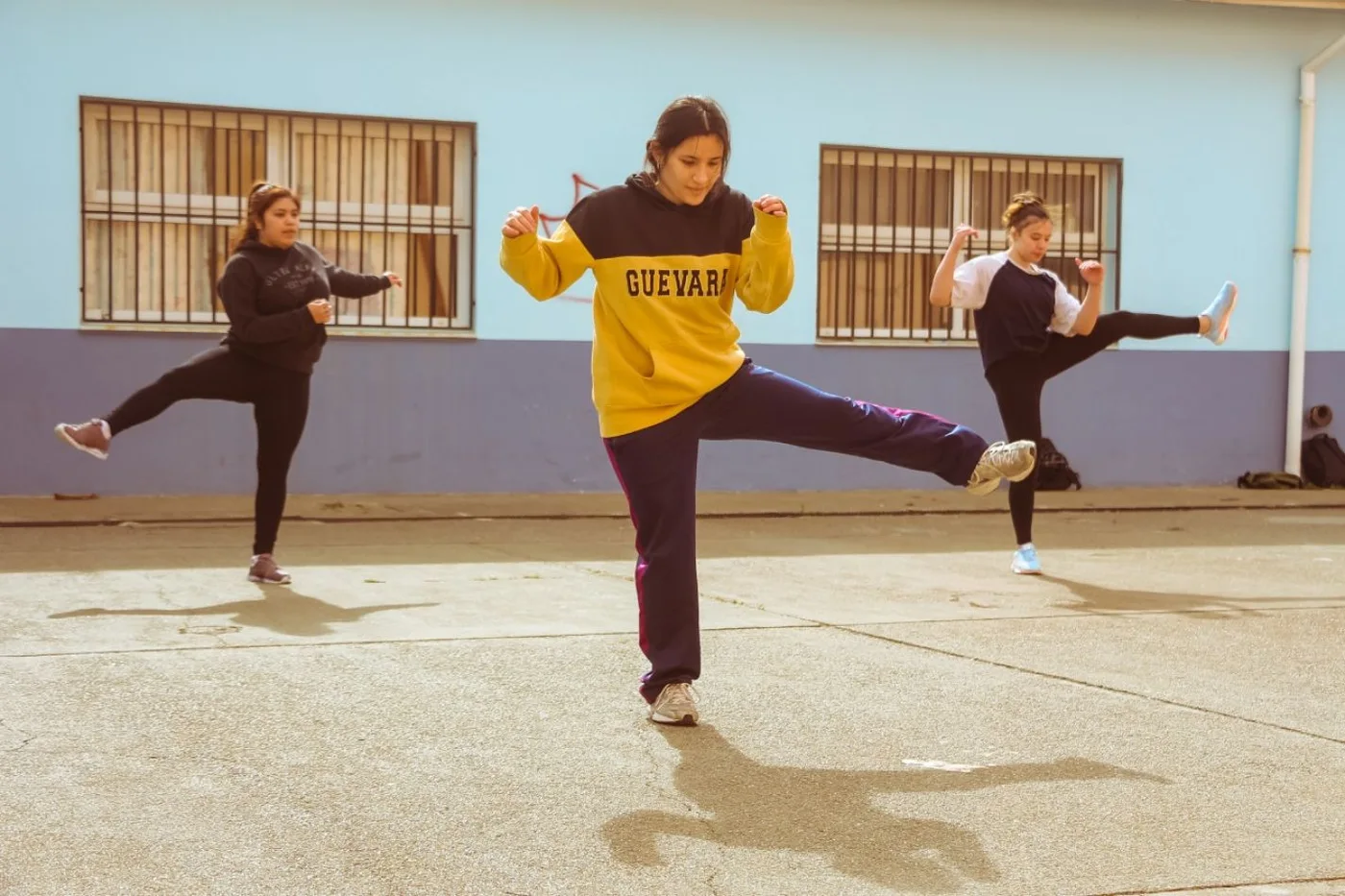 Jóvenes Judocas entrenando en el playón de la escuela 2.