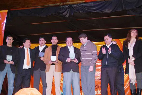 Gustavo Melella junto a alguno de los agasajados.