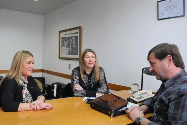 Boyadjian, en pleno diálogo con Bertone y Catalán Magni.