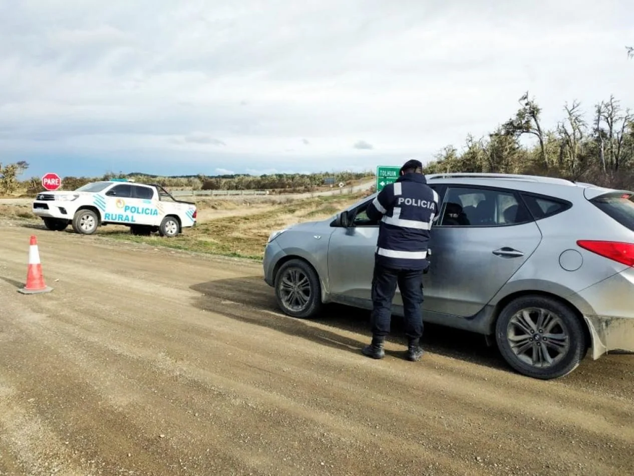 Efectivos realizan controles en los accesos a Tolhuin.