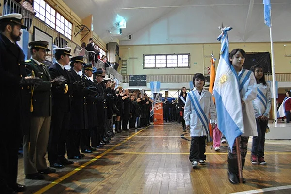 Las banderas de ceremonia engalanaron la festiva jornada.