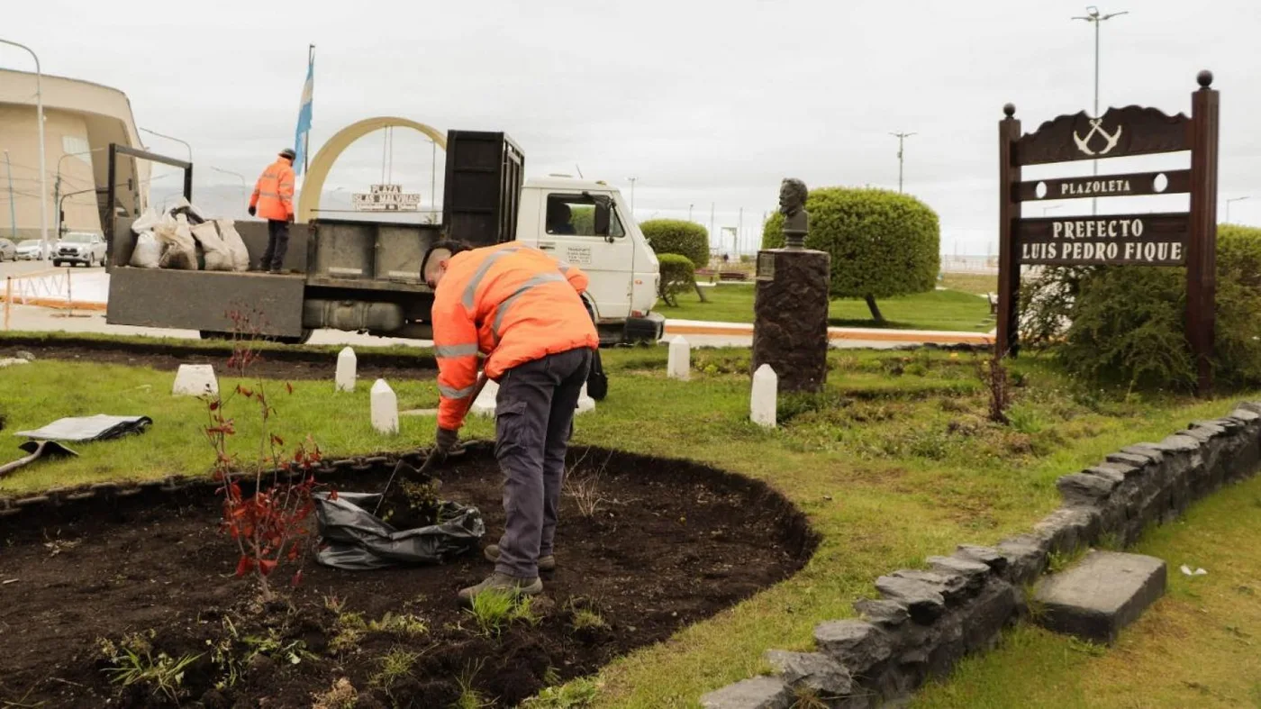 Los equipos de trabajo pertenecientes a Parques y Jardines intervinieron en diversas plazas.