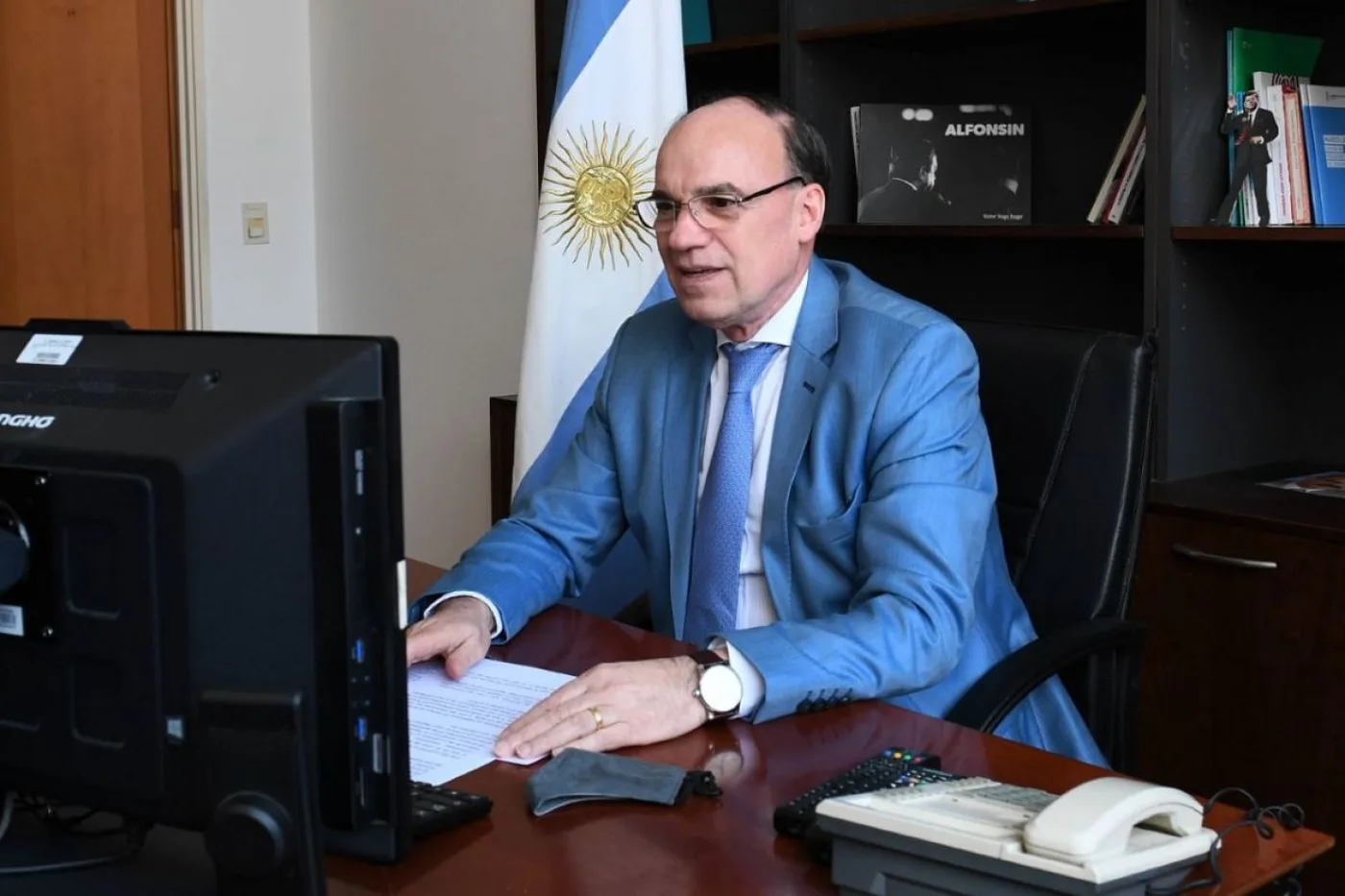 El senador participando desde su despacho en la última sesión del Senado, el viernes. (Foto: Comunicación Senado)