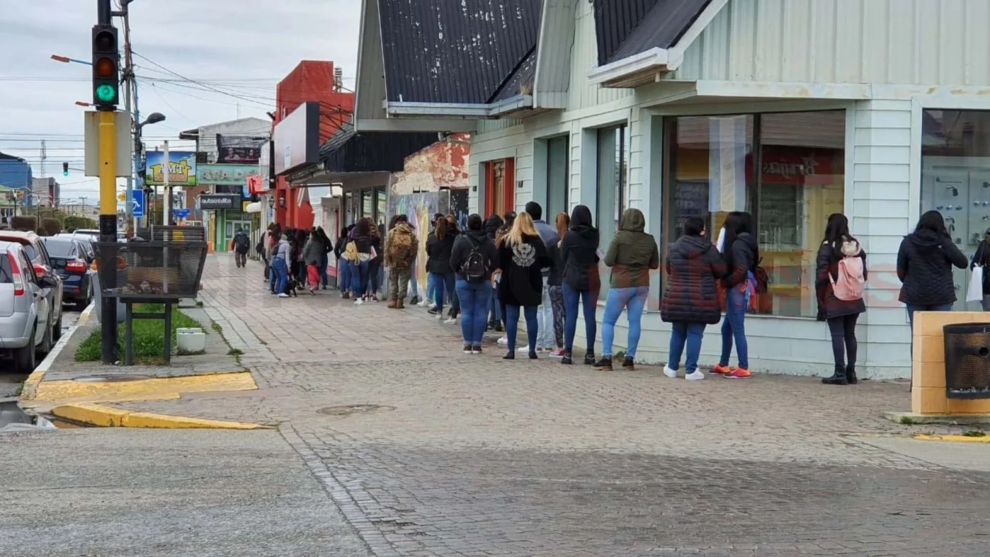 Filas de 2 cuadras para conseguir empleos.