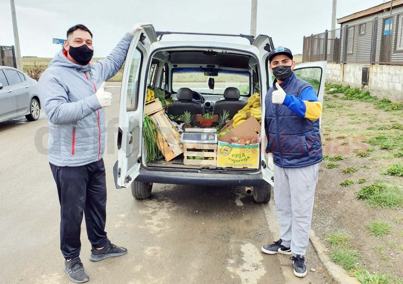 Diego Torres, junto a Agustín, recorren la ciudad con la “Verdulería Móvil”.