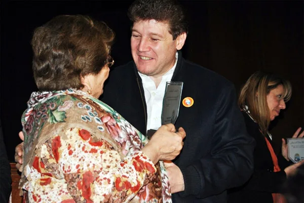 Gustavo Melella entrega reconocimiento a una vecina destacada de la ciudad.