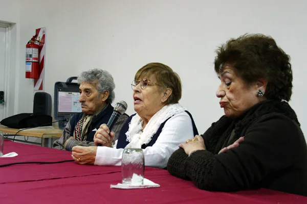Jesús Medina, Cupertina Cardenas Olivera y Esther Andrade, durante la charla sobre sus vivencias.