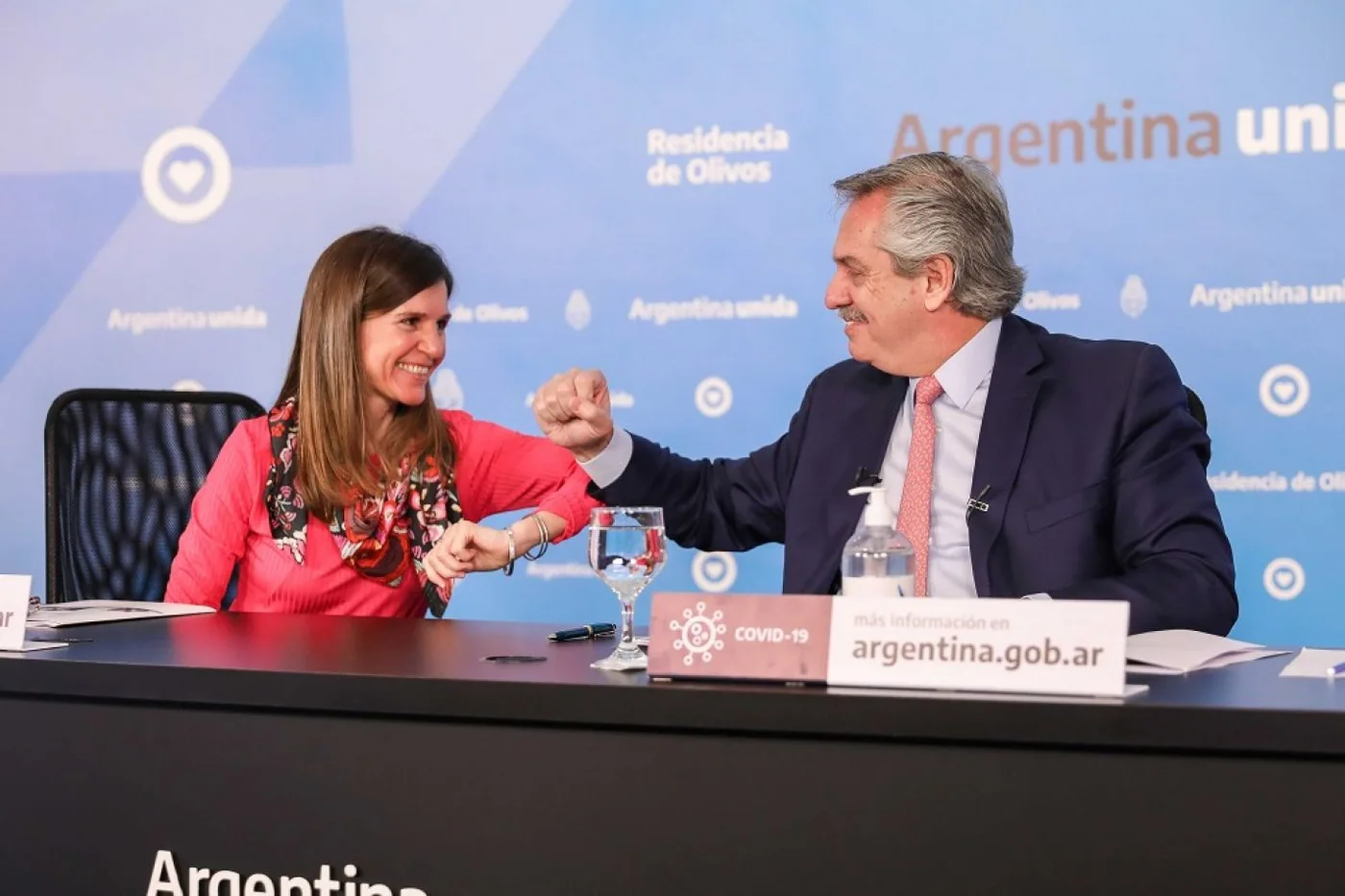 Fernanda Raverta unto al Presidente Alberto Fernández.