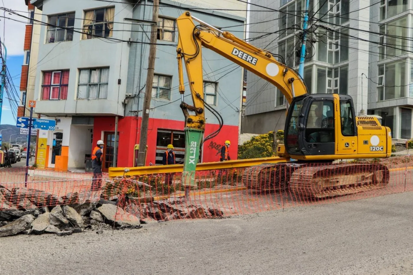 Demolición del pavimento existente en la calle Yaganes