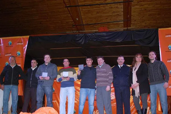 Los deportistas premiados, junto a los funcionarios municipales.