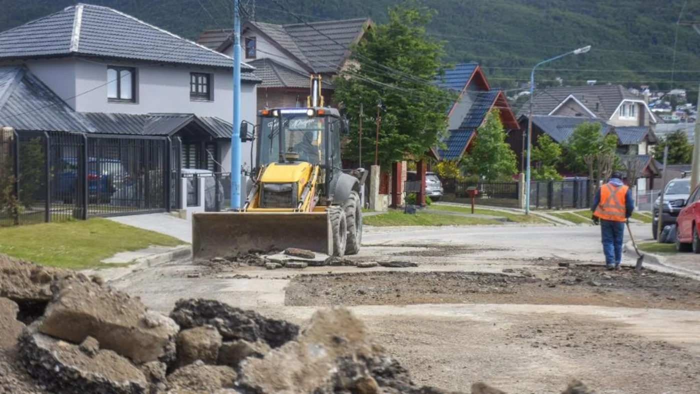 Municipio realiza trabajos de bacheo y reparación de calles y rotondas en el barrio Pipo