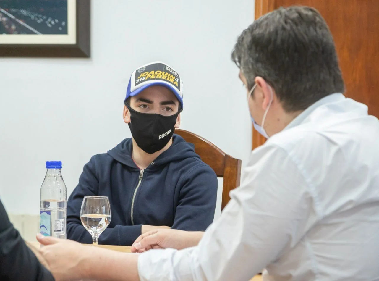 Intendente Martín Perez recibió en su despacho al piloto de Karting, tricampeón local, Joaquín Pereira,