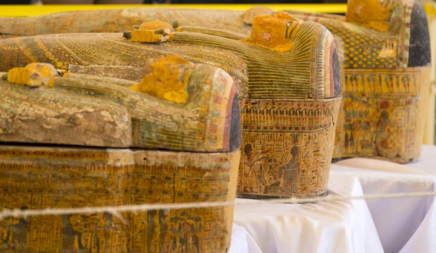 Descubren cien sarcófagos intactos en Egipto