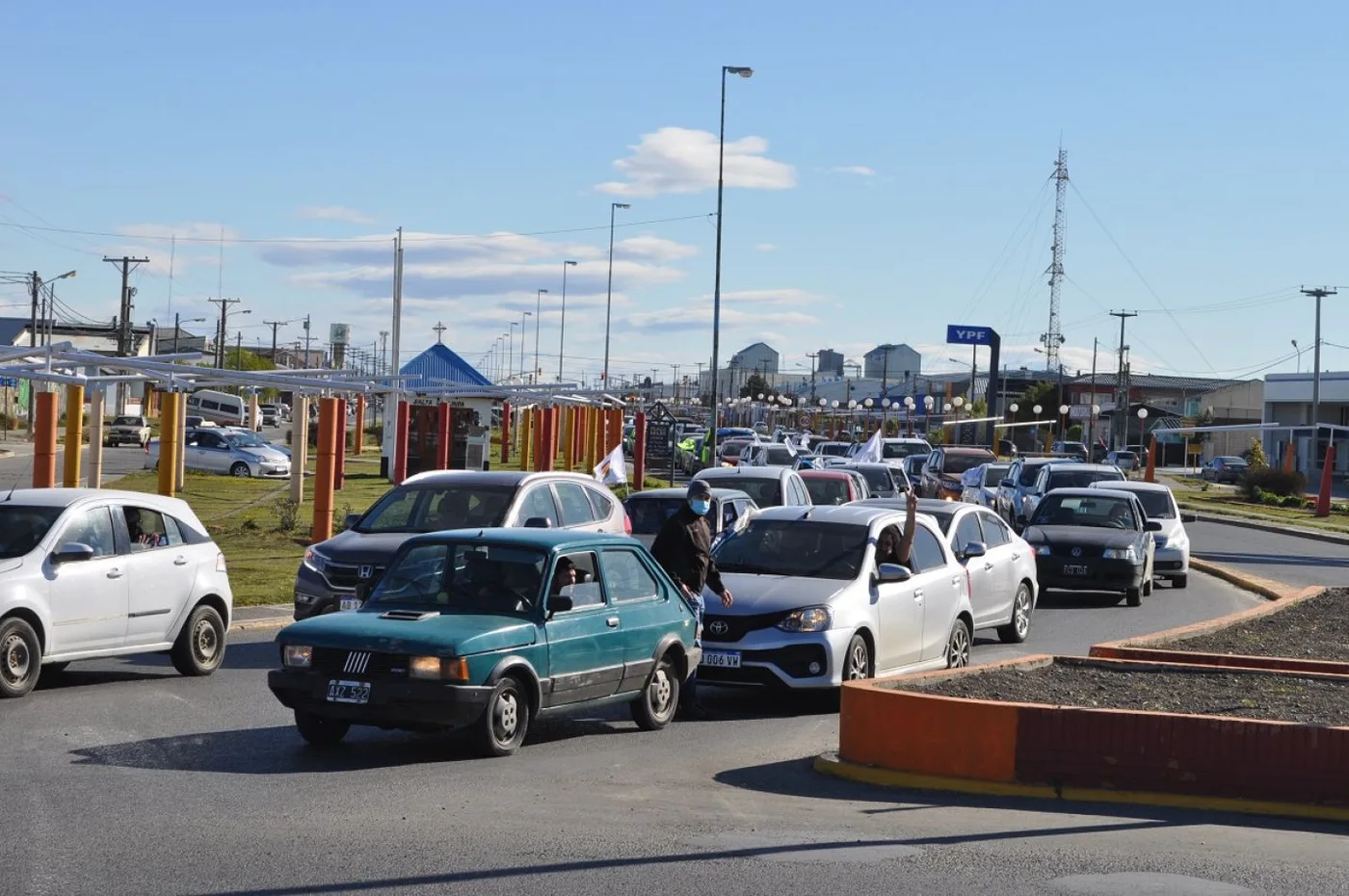 Cientos de vehículos se volcaron en las calles de Río Grande para participar de la caravana por el Día del Militante”.