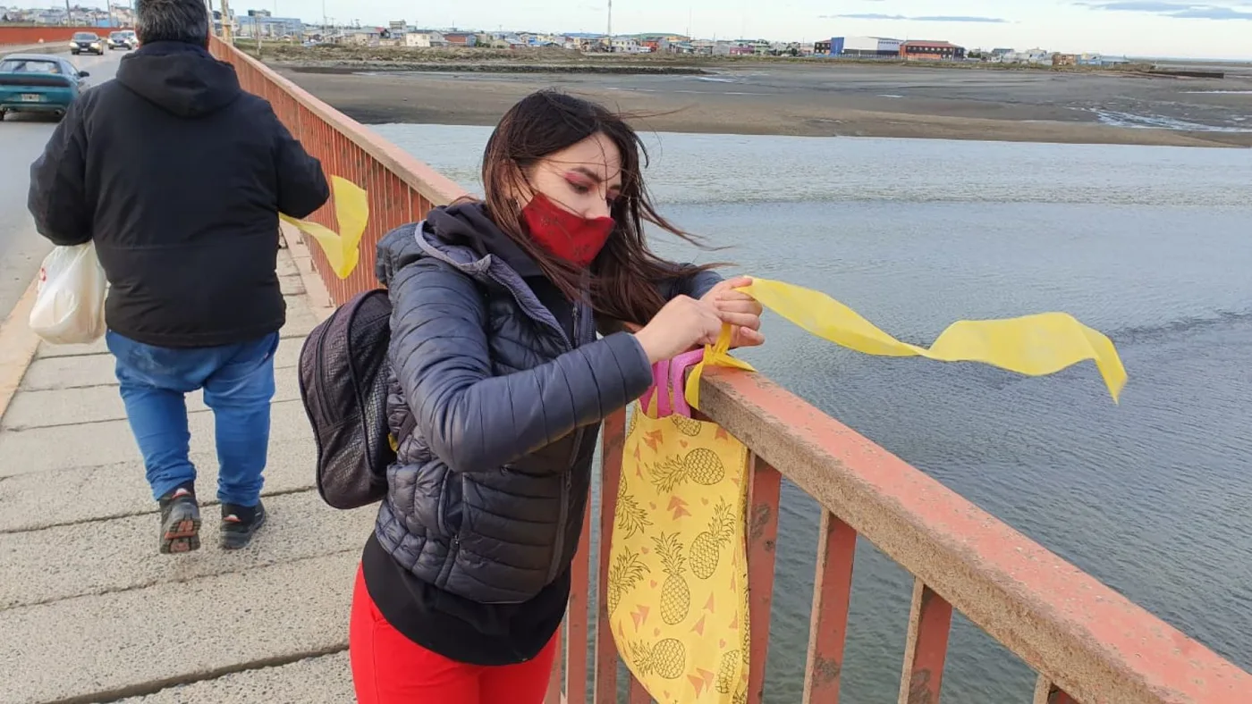 Las madres volvieron a colocar los pañuelos amarillos en el puente