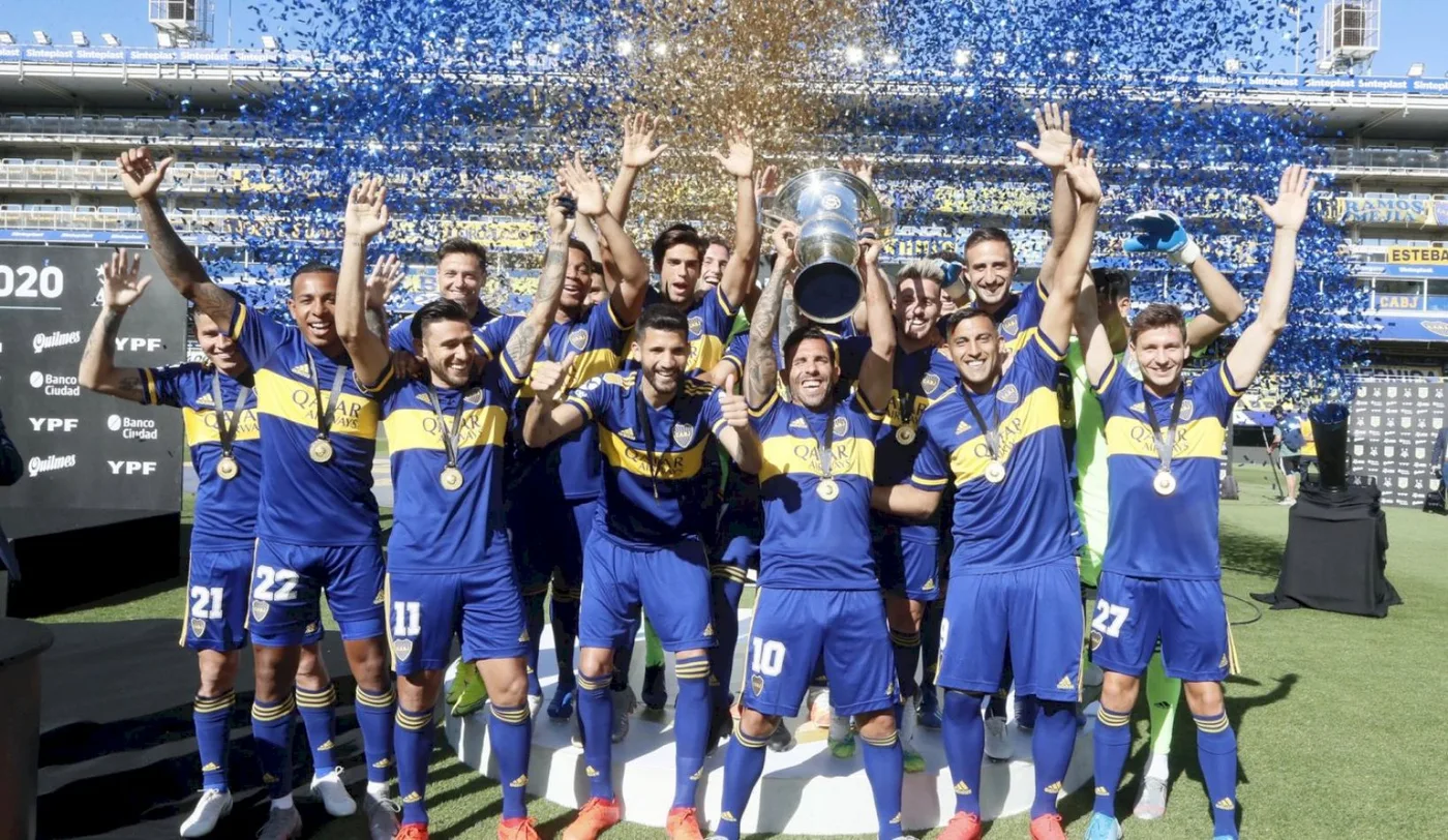 El  Xeneize alzó el trofeo por coronarse campeón de la última Superliga.