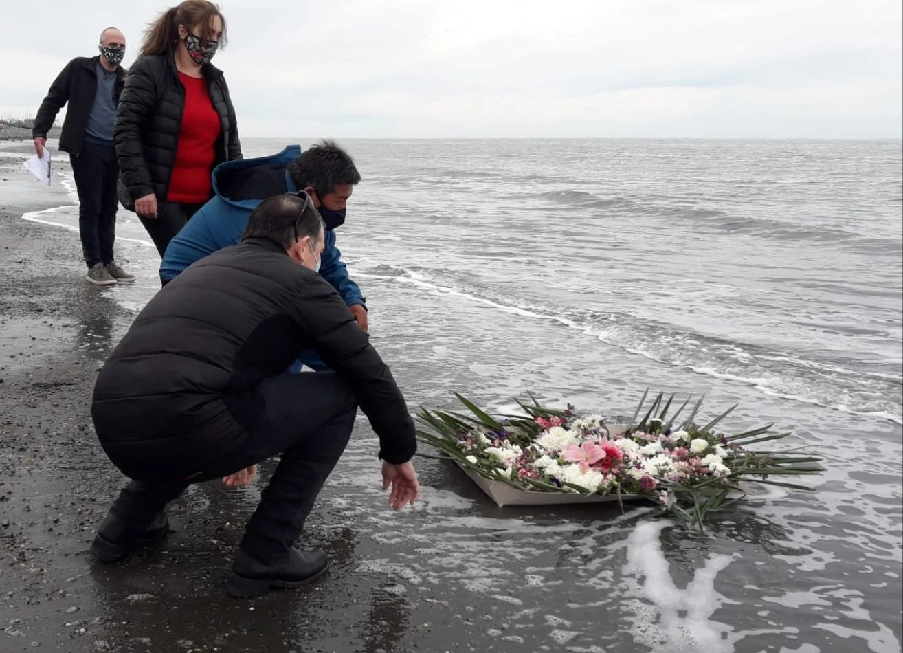 En la playa, los enfermeros dejaron ofrendas florales en homenaje a los enfermeros que perdieron la vida a causa del coronavirus.