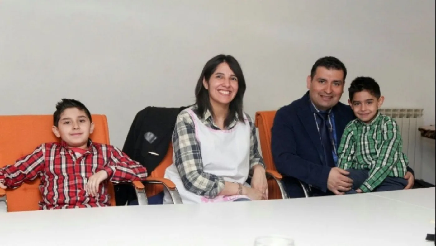 Mariana Ibarra junto a su esposo, también docente de la escuela, Víctor Navarro y sus dos hijos.