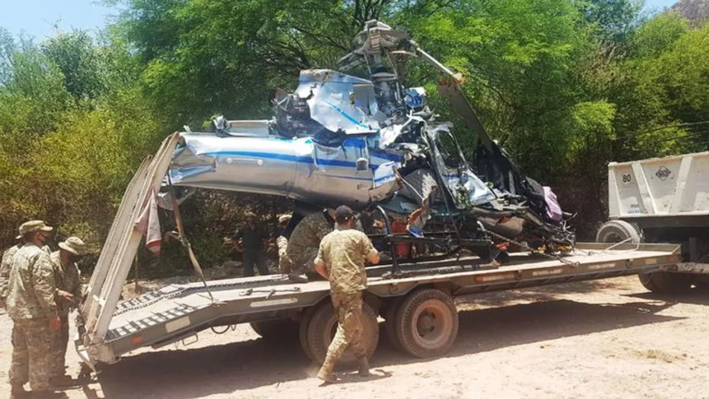 La aeronave, tras ser retirada del dique.