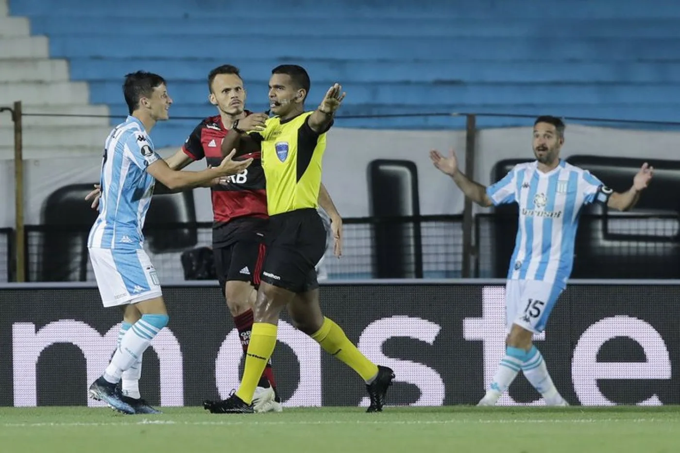 Polémico arbitraje del venezolano Alexis Herrera.