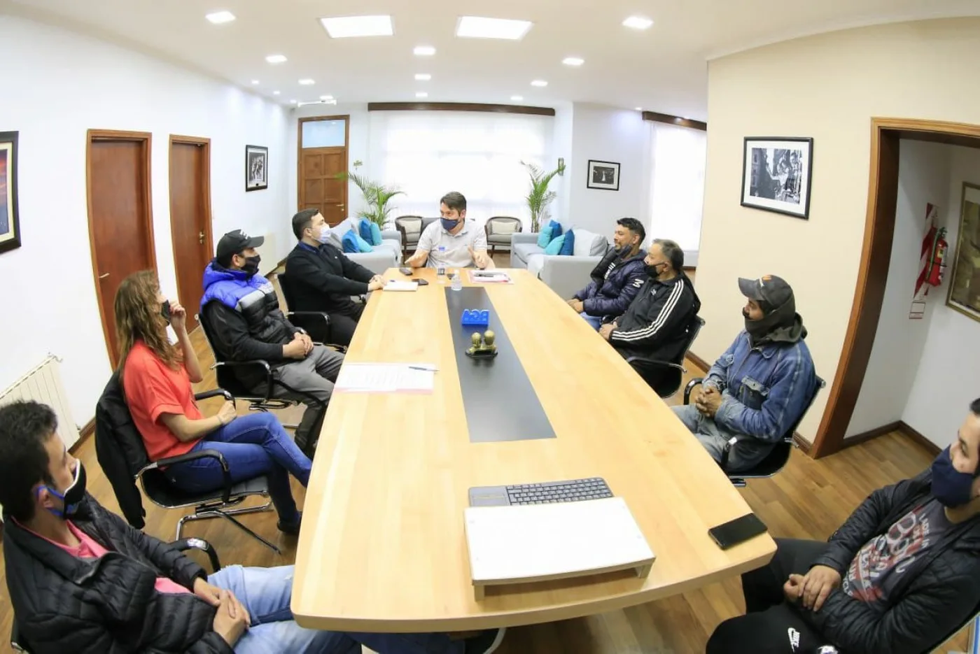 Martín Perez reunido con referentes de cooperativas de trabajo.