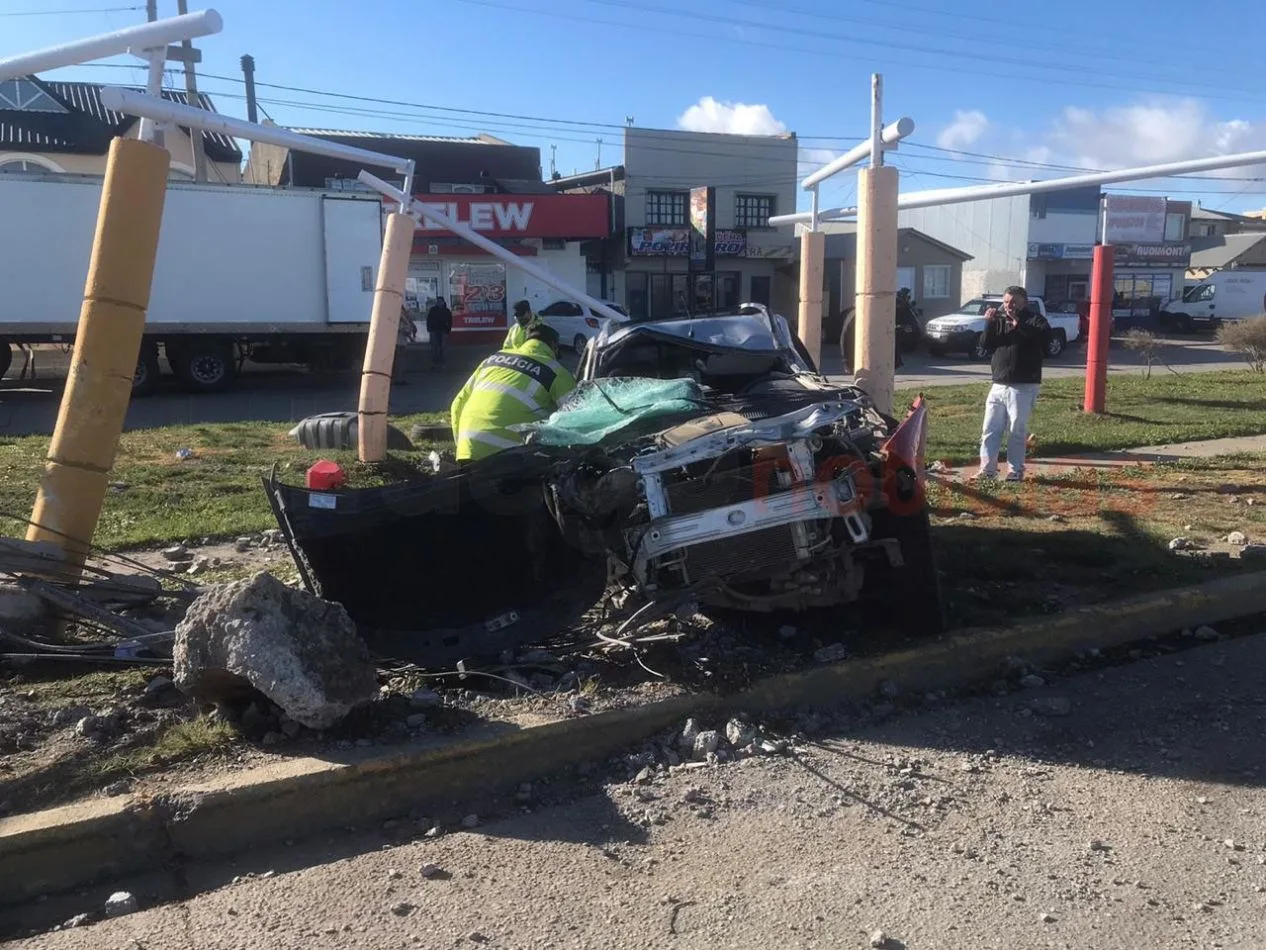 Estado en que quedó la camioneta de los narcos luego de una persecusión.