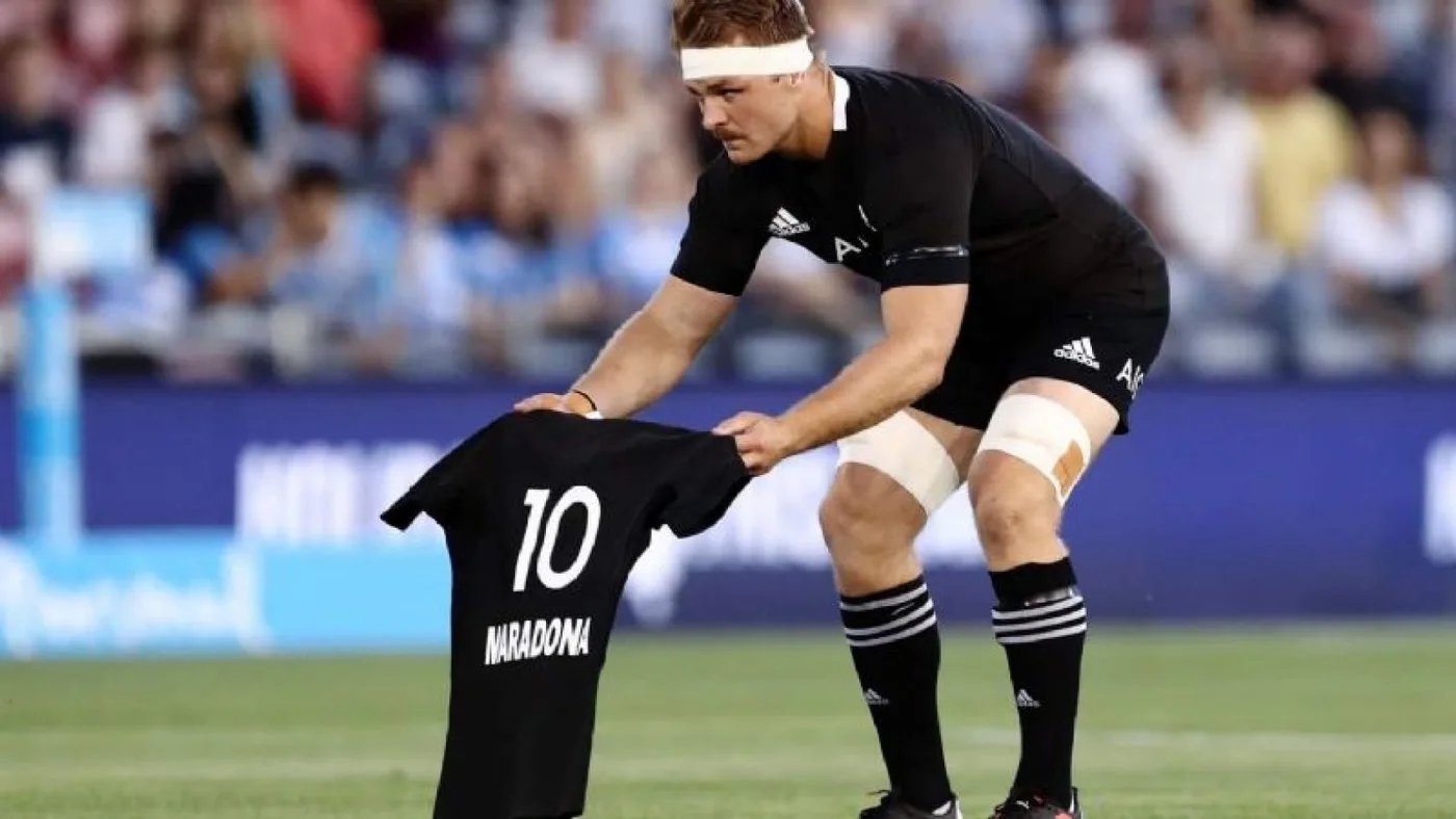 Seleccionado de rugby de Nueva Zelanda, los All Blacks, rindió hoy homenaje al inolvidable Diego Maradona.