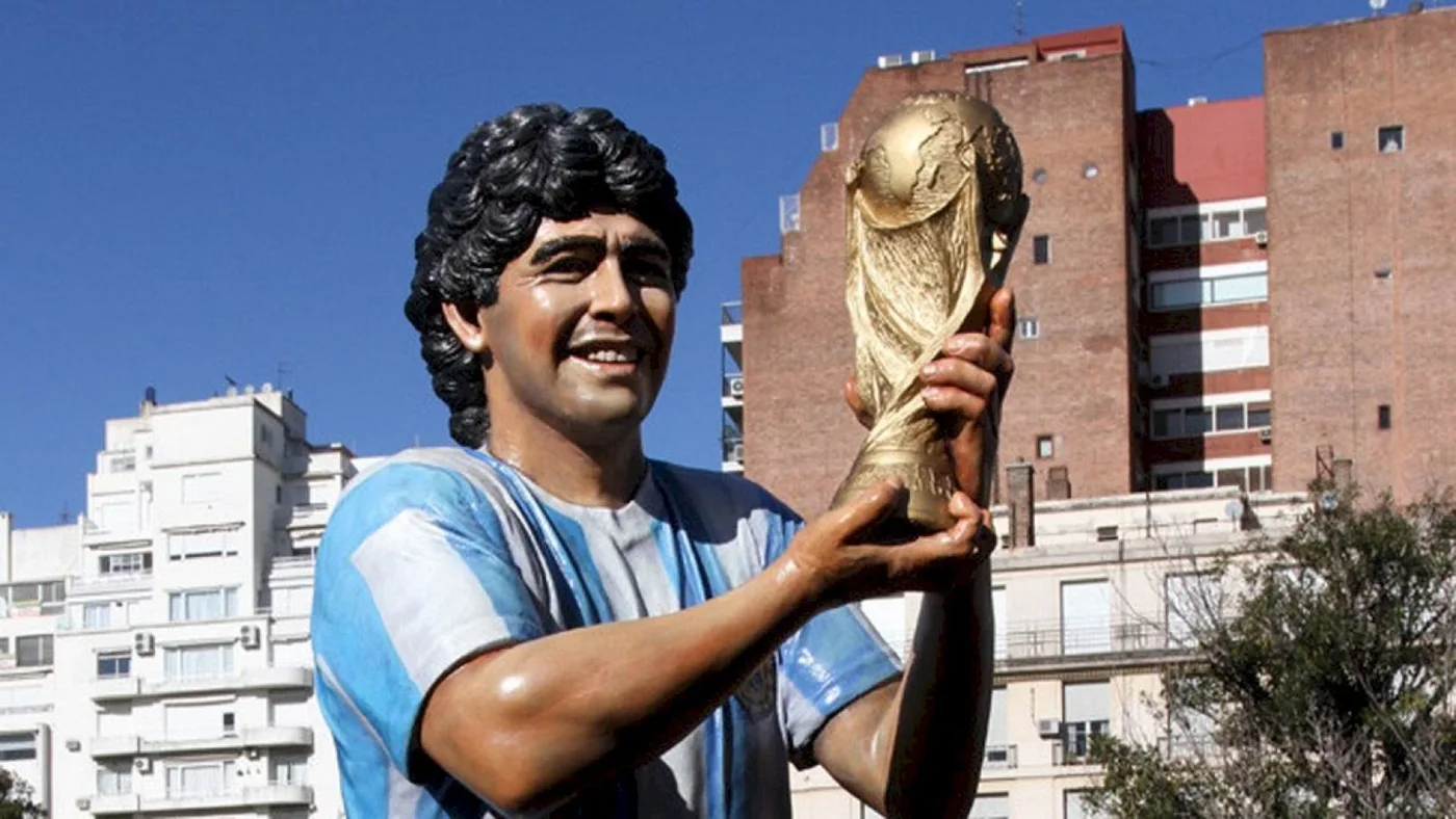 Eduardo Eurnekian, socio mayoritario de Aeropuertos Argentina 2000, adelantó que habrá estatua del Diez en Ezeiza.
