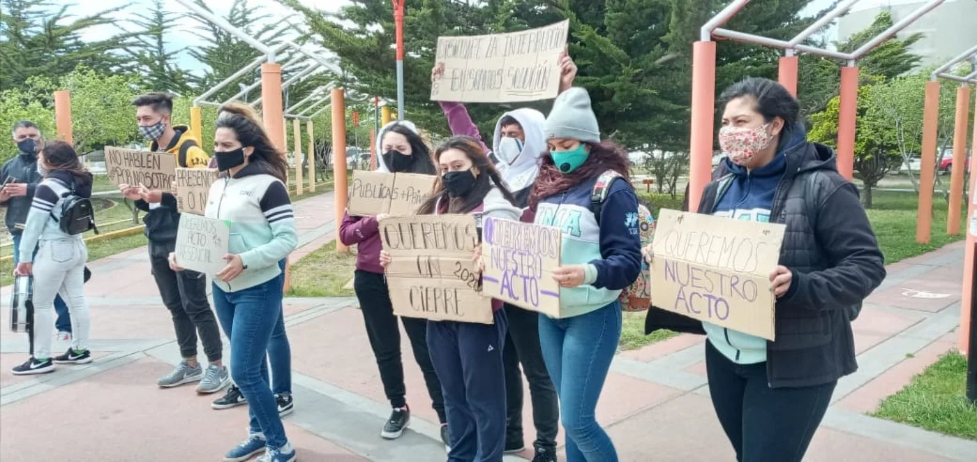 Reclamo para que los estudiantes del último año de secundario tengan su acto de colación.