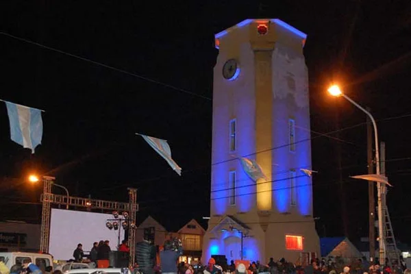 La torre de Obras Sanitarias, segundos después de su iluminación.
