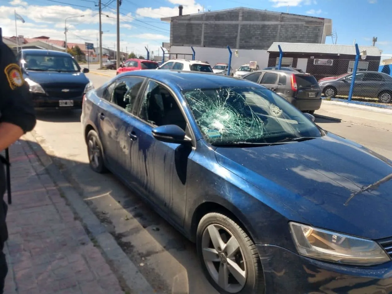 Estado en que quedó el vehículo de los dos hombres violentos.