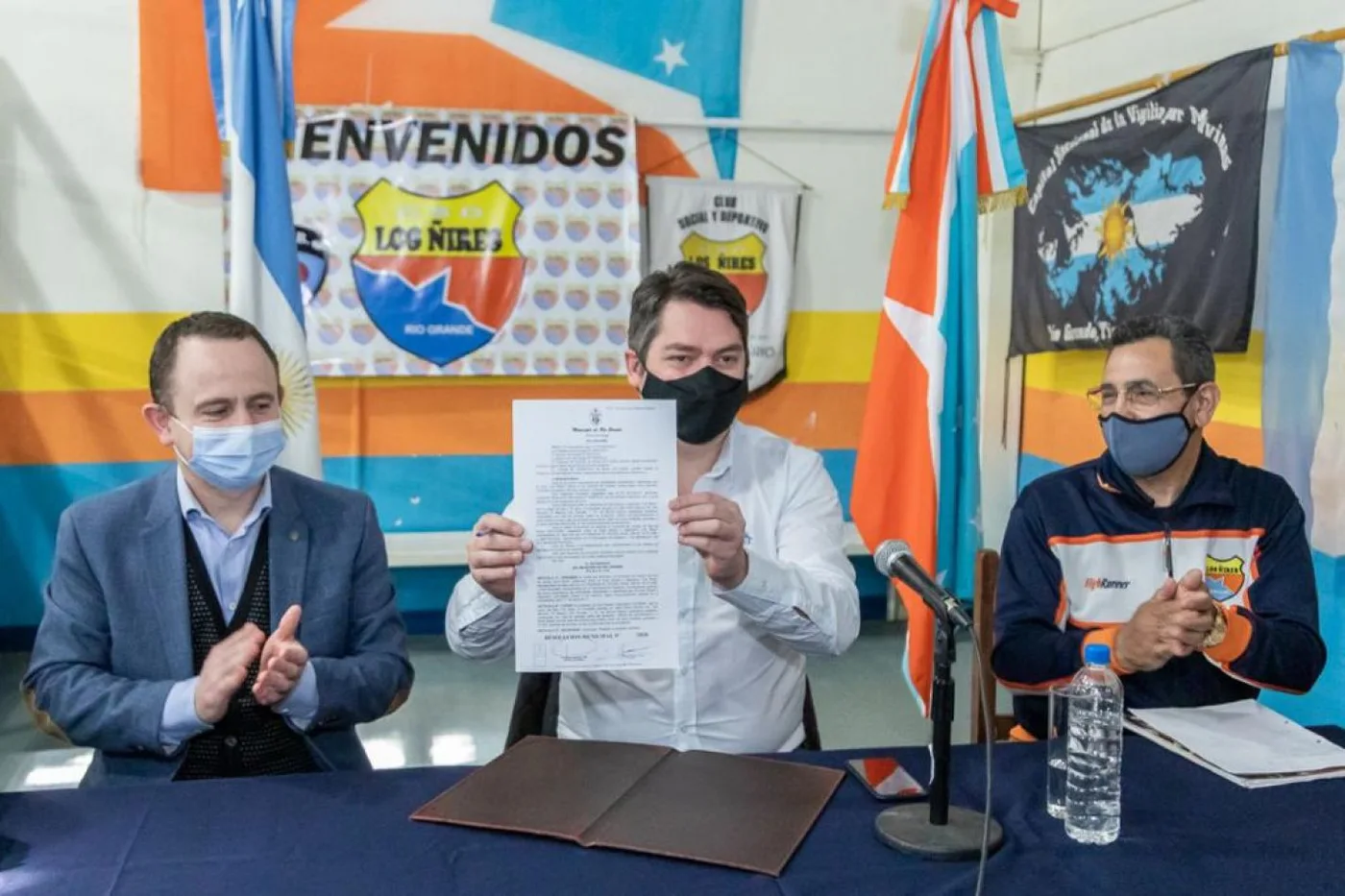 El intendente Martín Perez encabezó la firma que establece la renovación del comodato del terreno al Club Social y Deportivo “Los Ñires”.