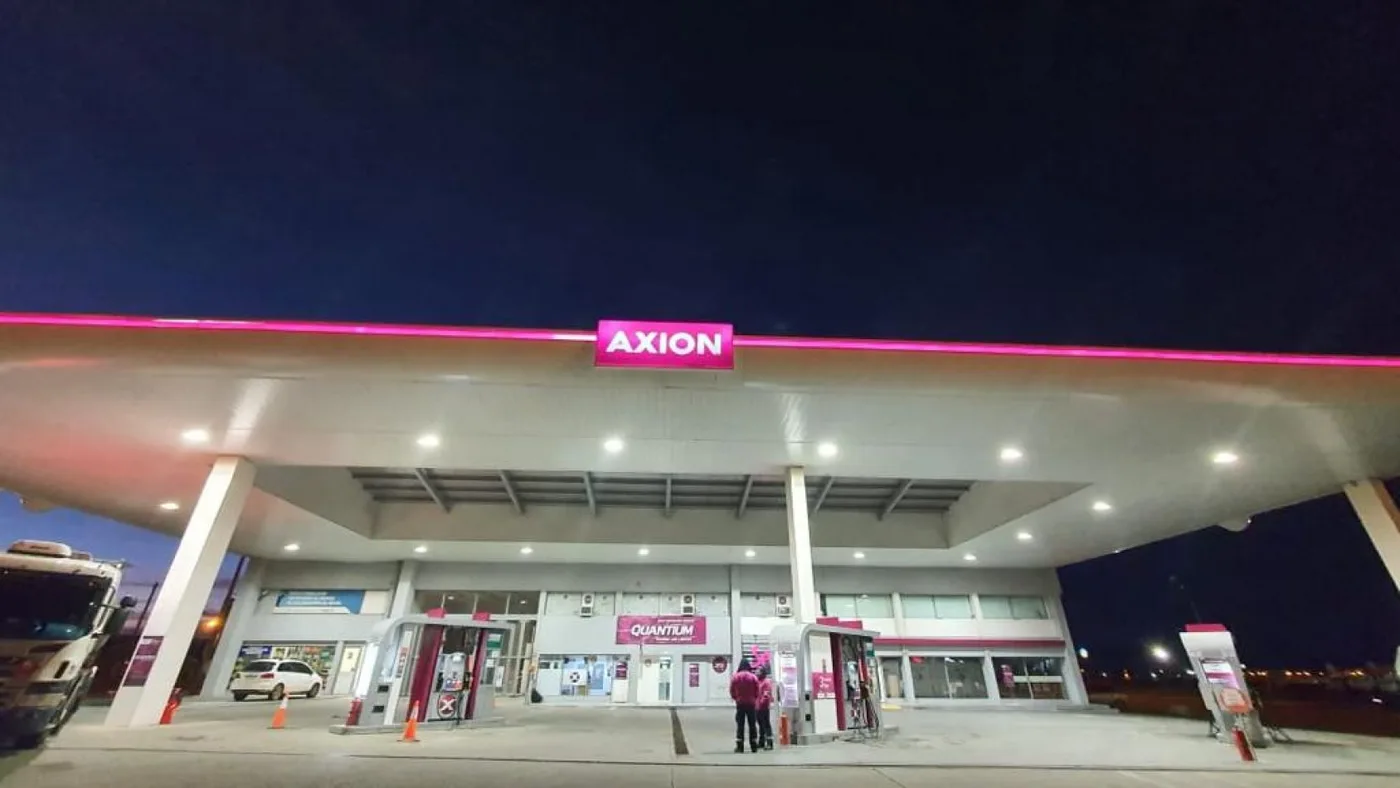 La estación de servicios de la circunvalación acumuló gran cantidad de automóviles en toda la mañana de este lunes.