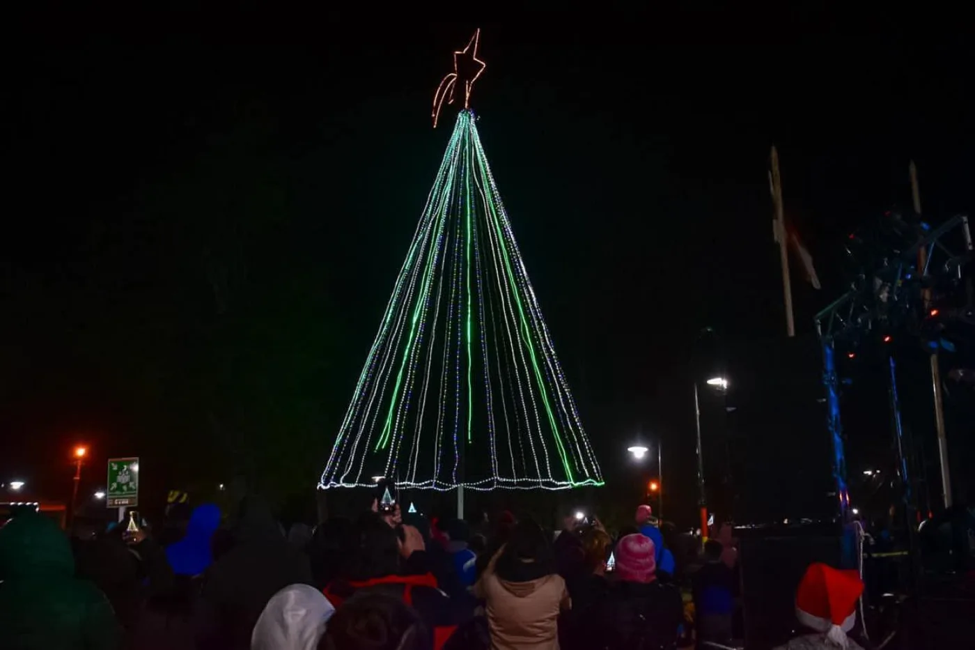 Se realizó el tradicional encendido del árbol de navidad en Tolhuin
