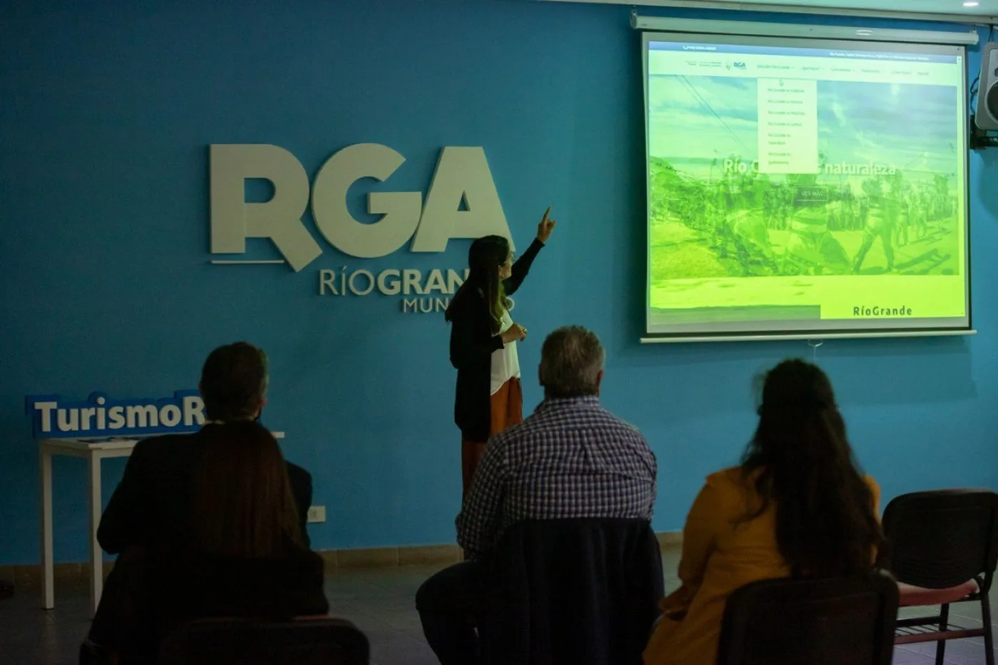 El Municipio de Río Grande presentó este viernes, ante operadores turísticos y el sector comercial, la nueva Página Web Promocional de la Ciudad,
