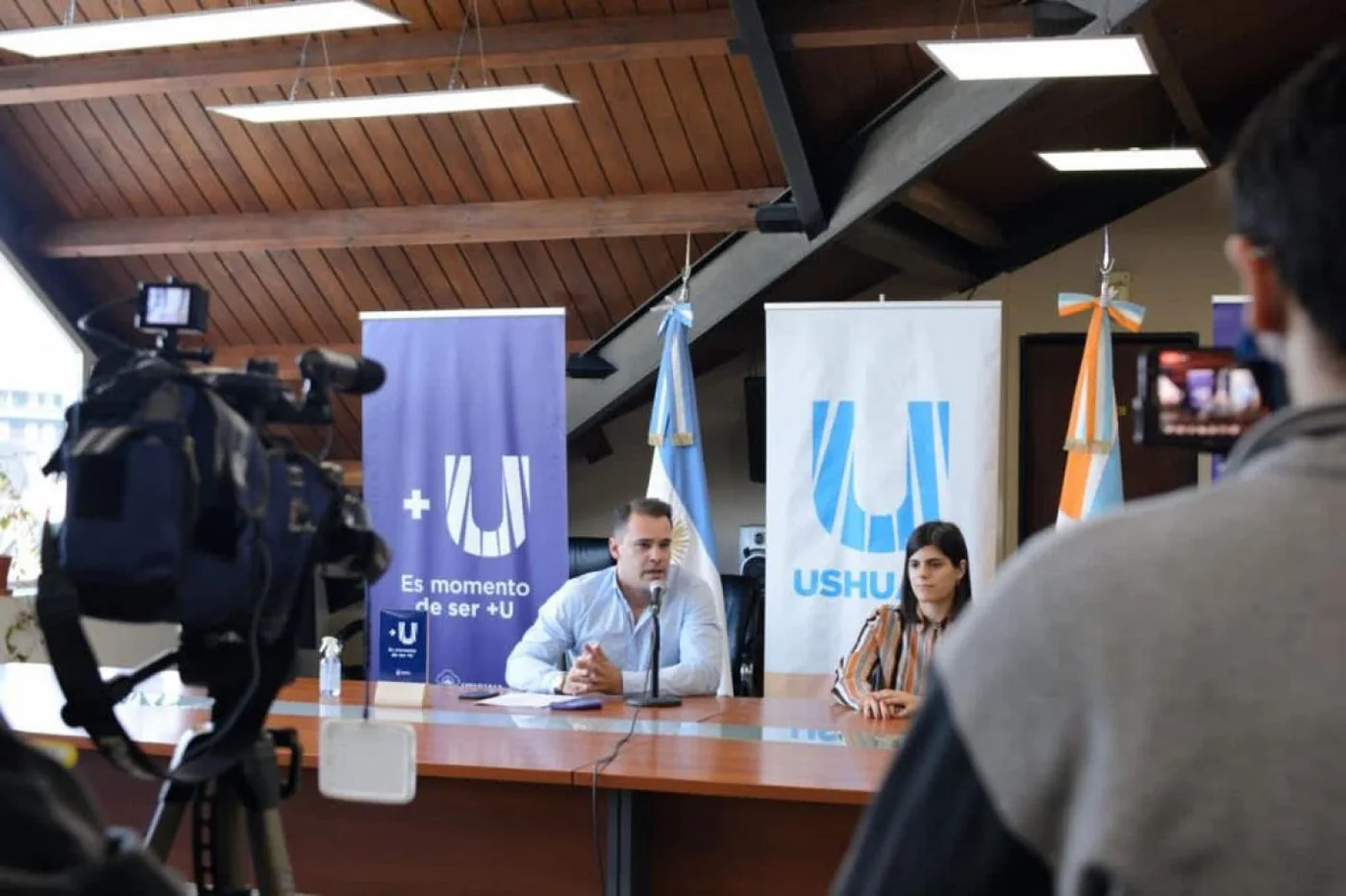 La secretaria de Economía y Finanzas de la Municipalidad de Ushuaia, Brenda Tomasevich, y el subsecretario de Desarrollo Económico, Gustavo Ventura
