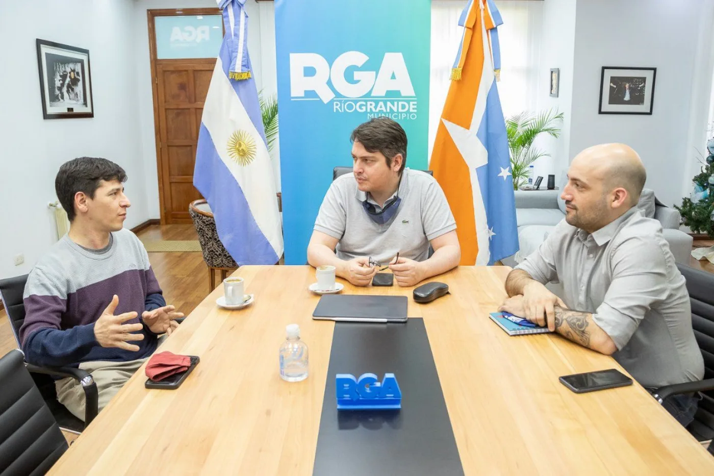 Funcionario municipales recibieron al ajedrecista local Federico Torres