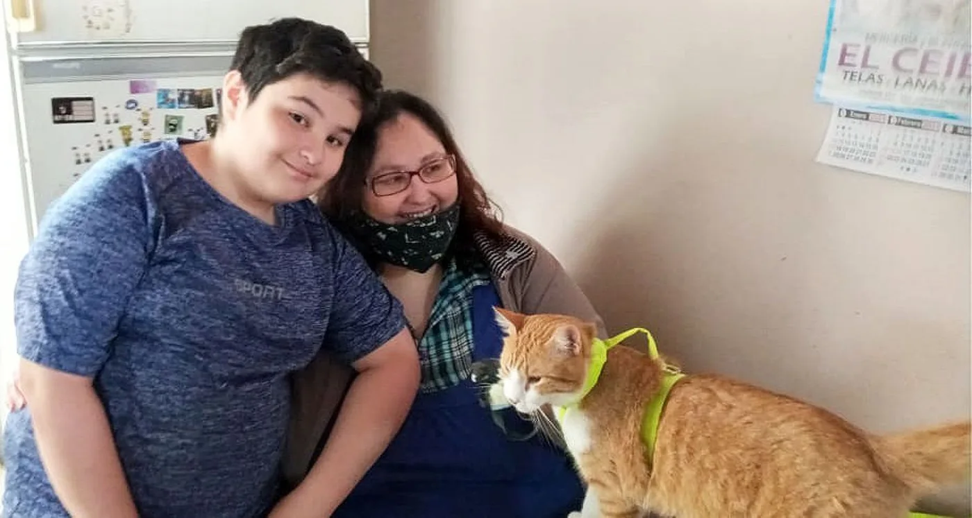 Noelia Morales, junto a su hijo, vende pecheras para gatos y pide colaboración para su emprendimiento.