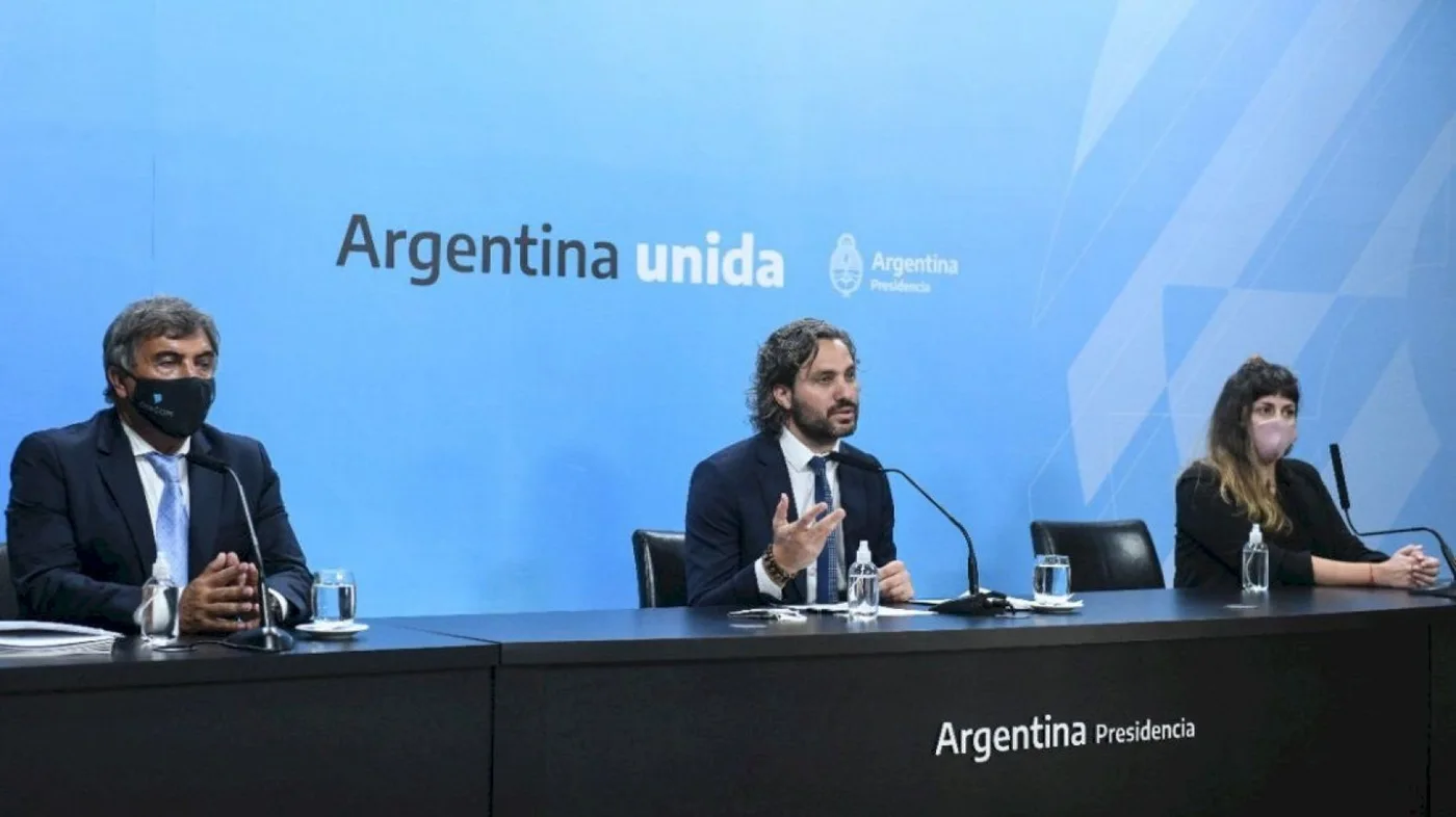 El jefe de Gabinete, Santiago Cafiero, sostuvo este viernes desde Casa Rosada al anunciar la reglamentación del DNU 690 .