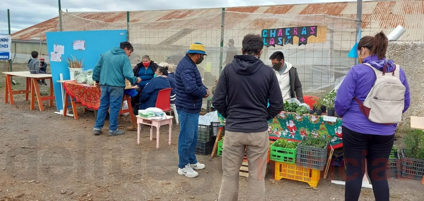Los productores ofrecieron sus productos en la Feria de Productores de Río Grande.